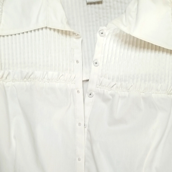 Peter Nygard womens blouse with pearl snaps and pleated accents. Cuffed sleeves - Picture 2 of 6